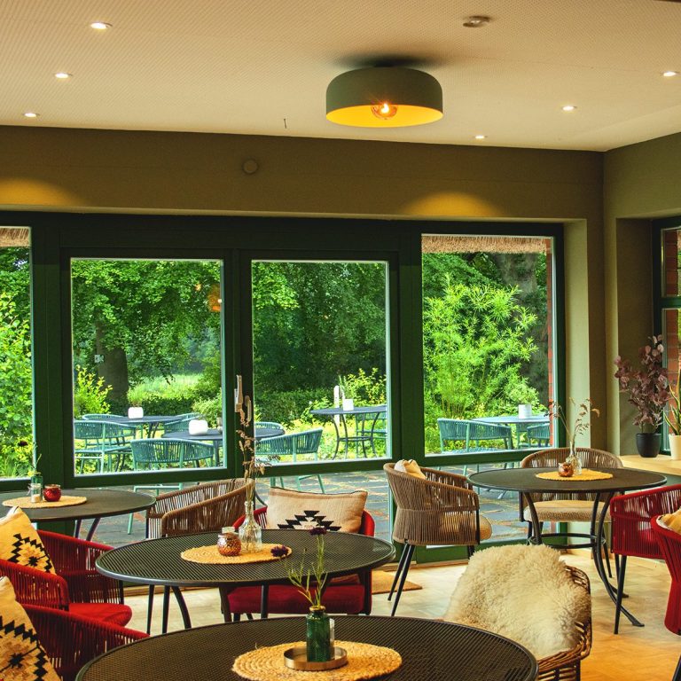 Cafe&Bistro - Haus am See Mustin Der gemütliche Gästeraum im Haus am See Mustin, lädt zum verweilen ein.
