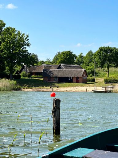 Haus am See vom Mustiner See betrachtet