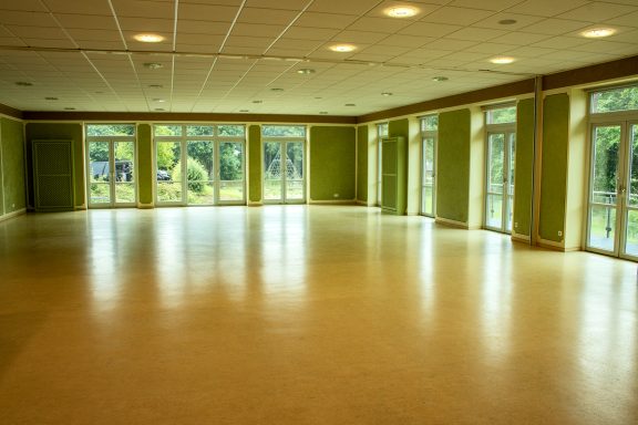 Der große Saal im Haus am See Mustin - perfekt für Hochzeiten und große Veranstaltungen